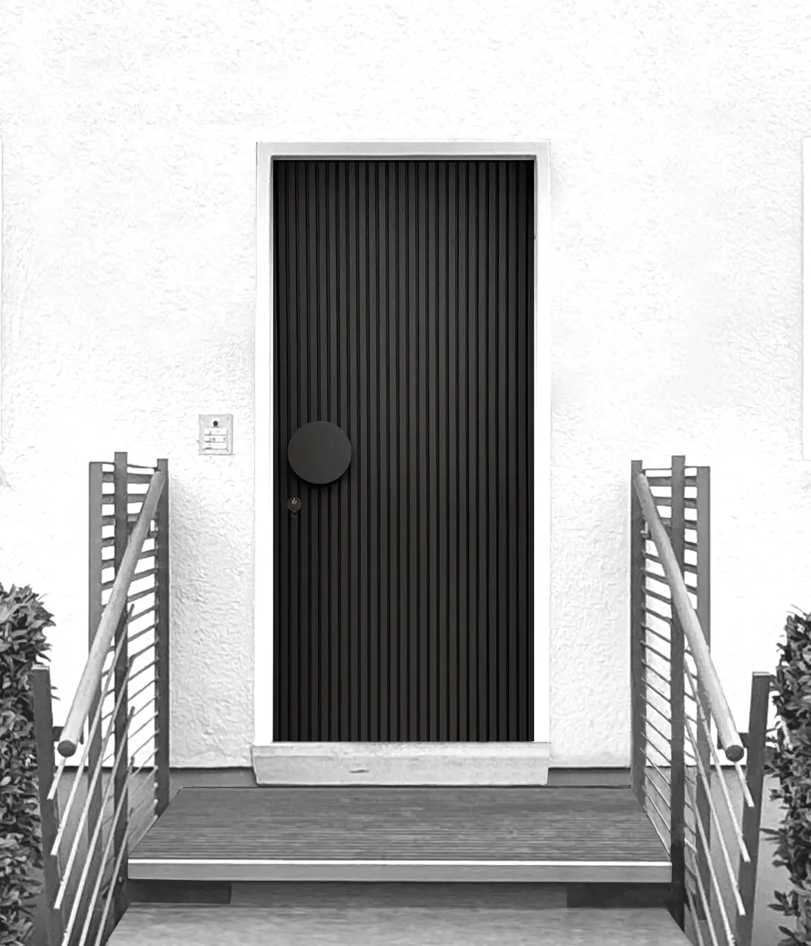 BLACK LINES...moderne Lamellenhaustür aus schwarz lasiertem Eichenholz mit runder Holzgriffscheibe.